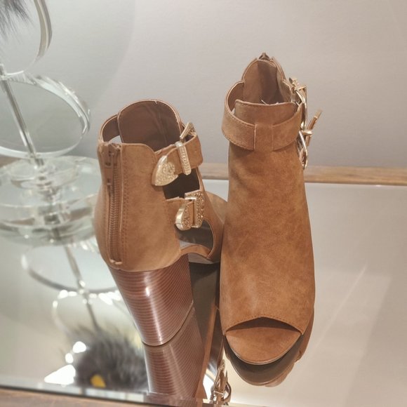 SOLD! Guess Booties - Picture 3 of 7